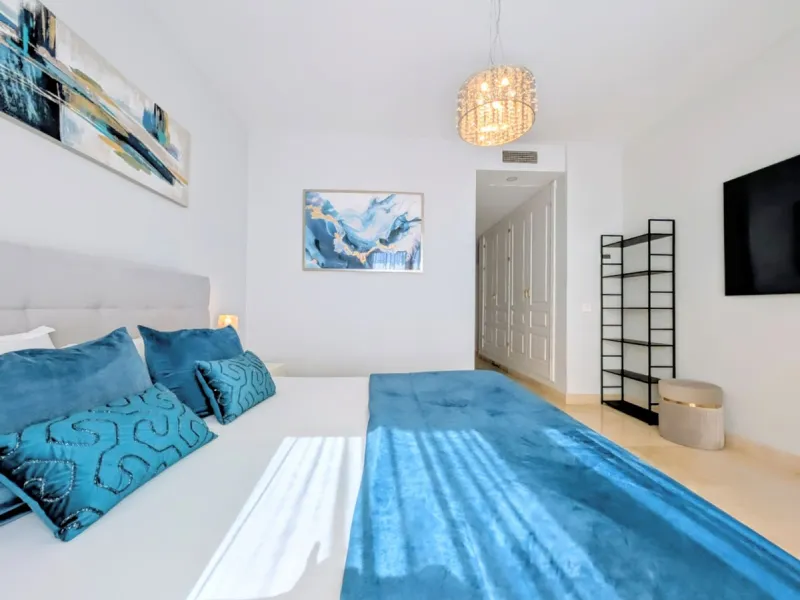 Exclusive semi-detached house in a gated residentail community Paraíso Hills. Built to high standards in pleasant Mediterranean style, this elegant house is distributed over three levels with ample living areas and several terraces including amazing rooft