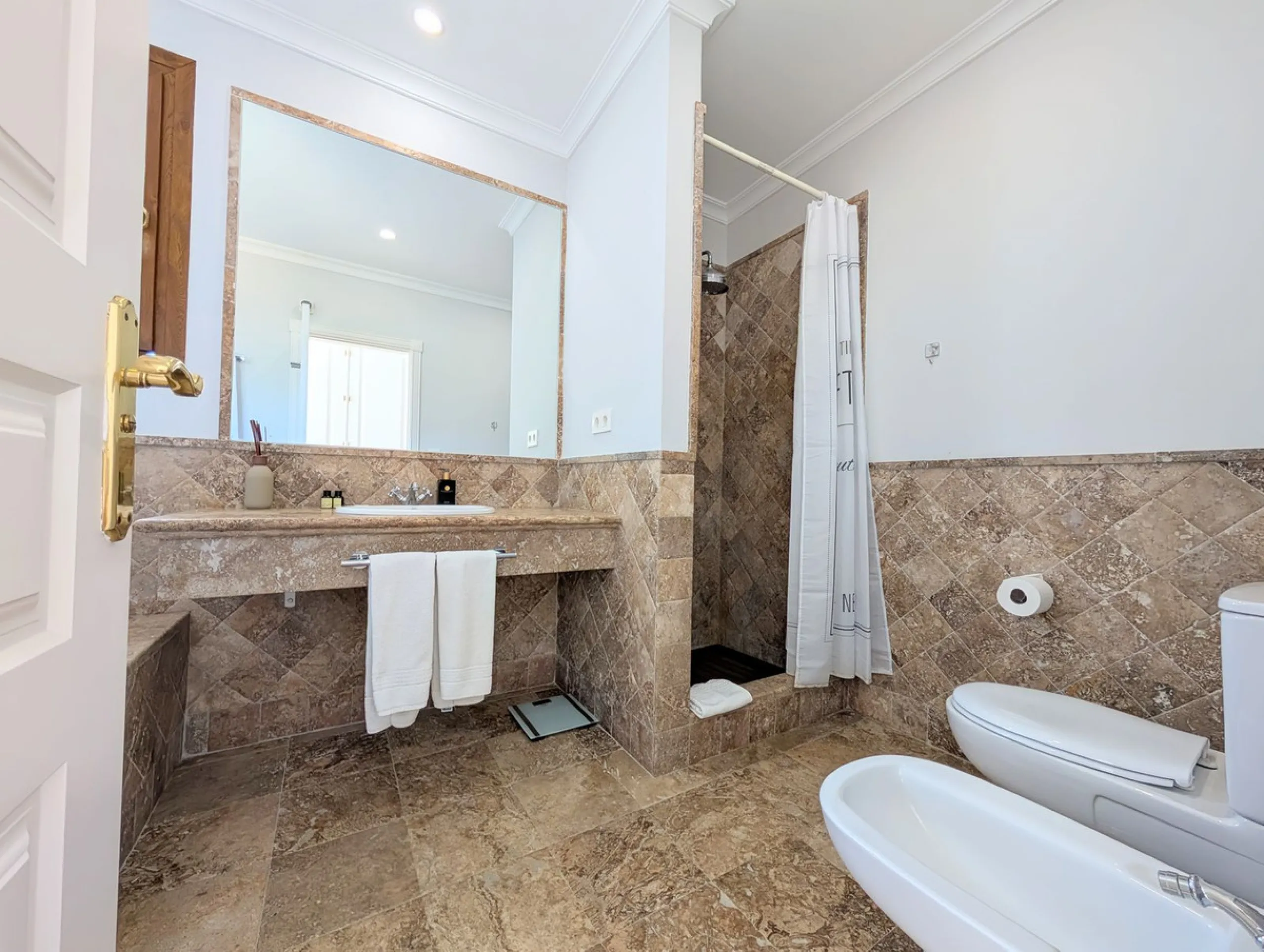 Exclusive semi-detached house in a gated residentail community Paraíso Hills. Built to high standards in pleasant Mediterranean style, this elegant house is distributed over three levels with ample living areas and several terraces including amazing rooft