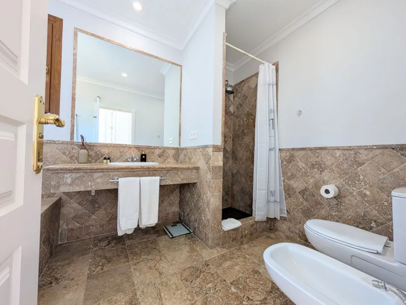 Exclusive semi-detached house in a gated residentail community Paraíso Hills. Built to high standards in pleasant Mediterranean style, this elegant house is distributed over three levels with ample living areas and several terraces including amazing rooft