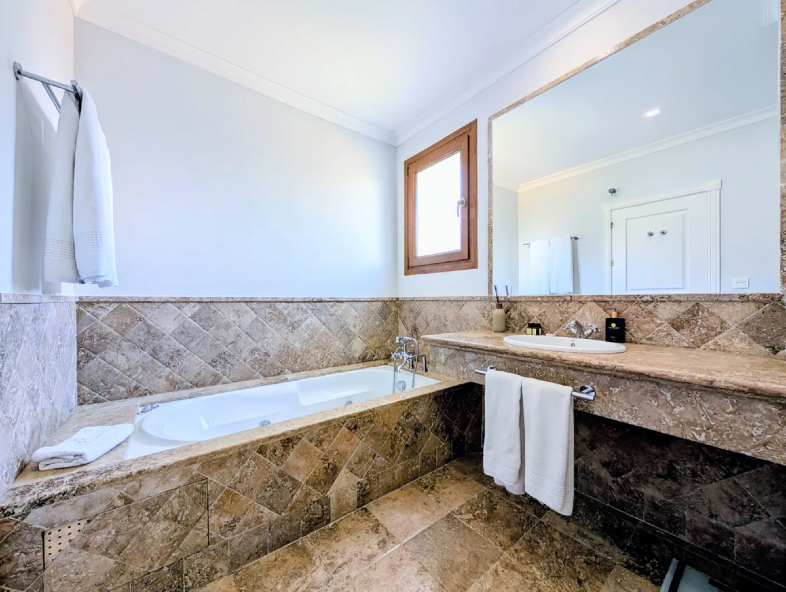 Exclusive semi-detached house in a gated residentail community Paraíso Hills. Built to high standards in pleasant Mediterranean style, this elegant house is distributed over three levels with ample living areas and several terraces including amazing rooft