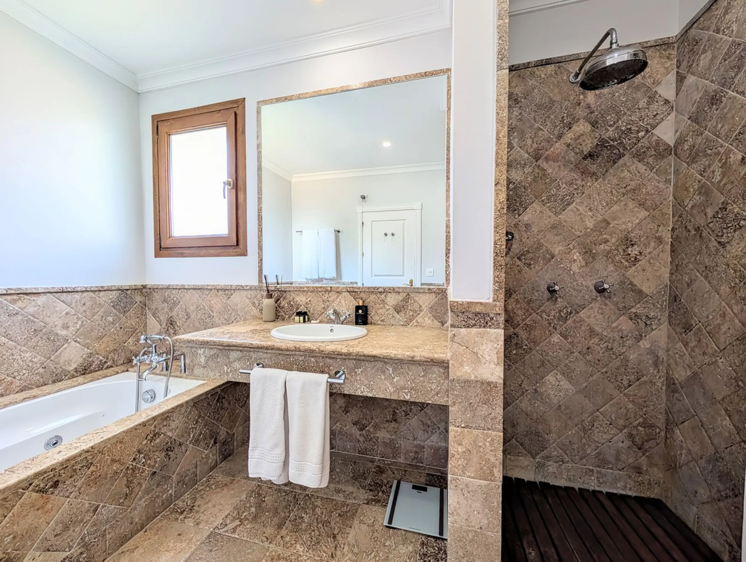 Exclusive semi-detached house in a gated residentail community Paraíso Hills. Built to high standards in pleasant Mediterranean style, this elegant house is distributed over three levels with ample living areas and several terraces including amazing rooft