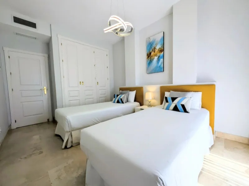 Exclusive semi-detached house in a gated residentail community Paraíso Hills. Built to high standards in pleasant Mediterranean style, this elegant house is distributed over three levels with ample living areas and several terraces including amazing rooft