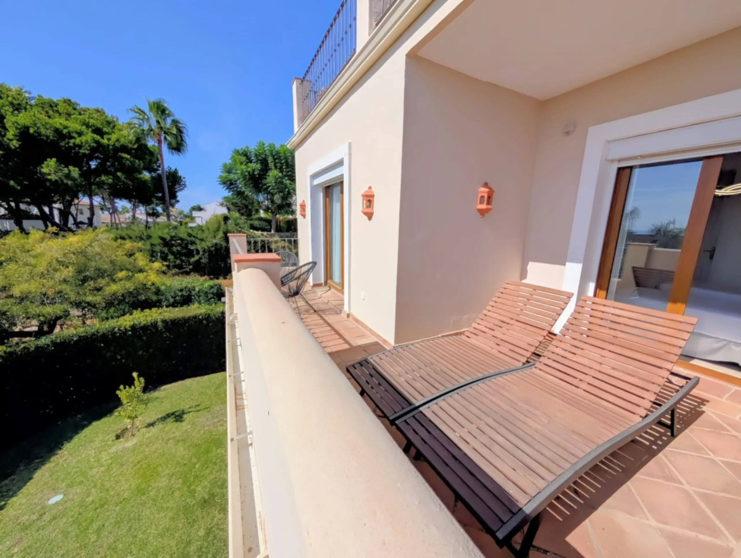 Exclusive semi-detached house in a gated residentail community Paraíso Hills. Built to high standards in pleasant Mediterranean style, this elegant house is distributed over three levels with ample living areas and several terraces including amazing rooft