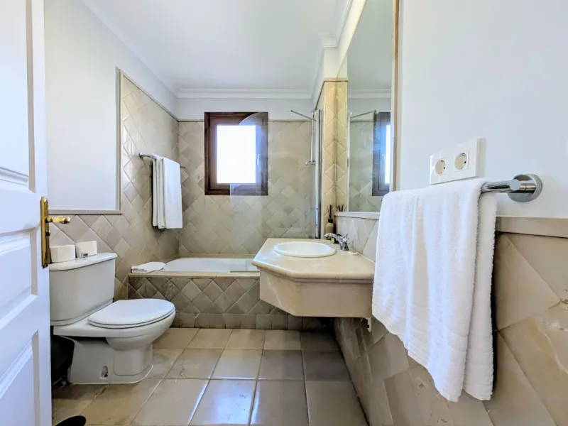 Exclusive semi-detached house in a gated residentail community Paraíso Hills. Built to high standards in pleasant Mediterranean style, this elegant house is distributed over three levels with ample living areas and several terraces including amazing rooft