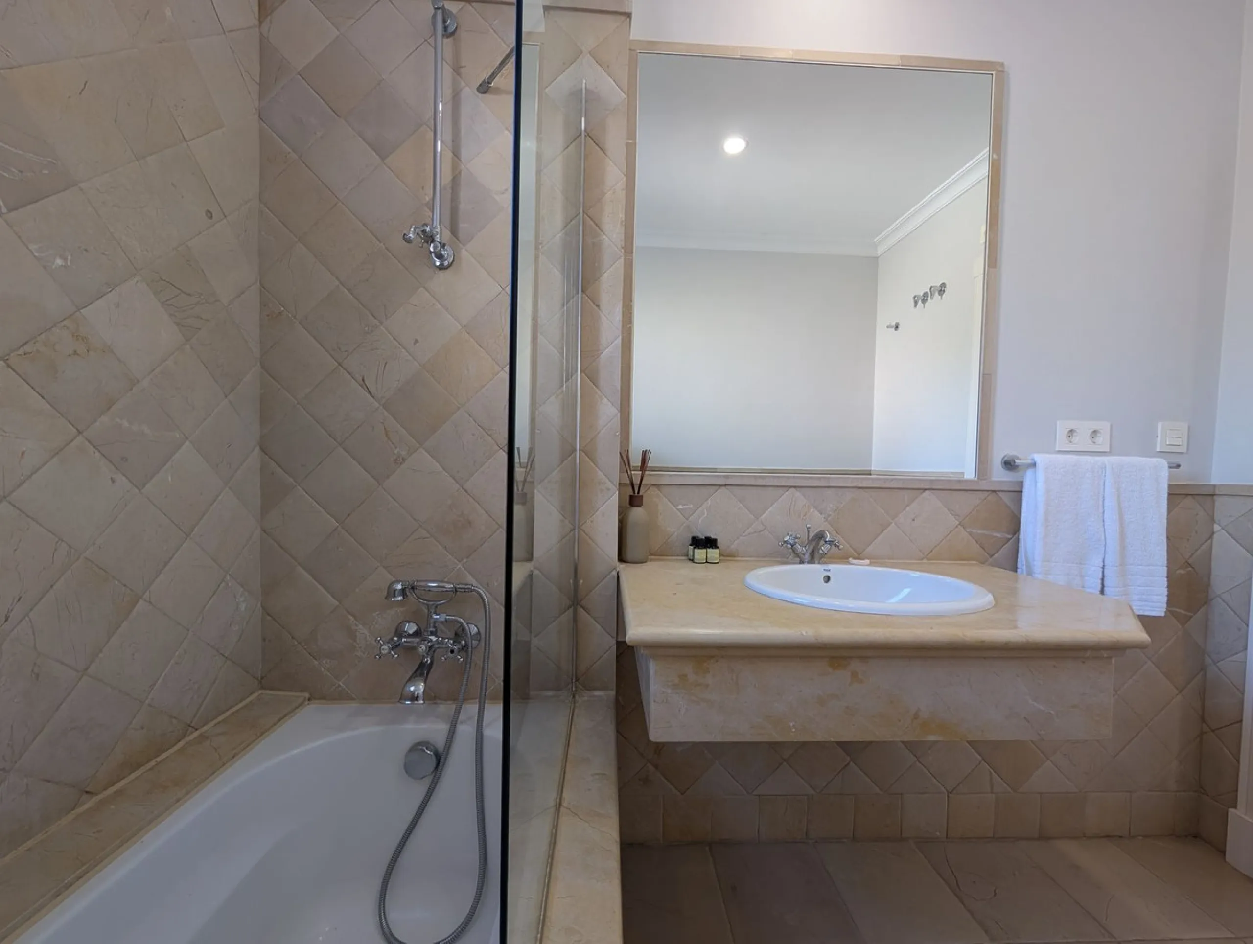 Exclusive semi-detached house in a gated residentail community Paraíso Hills. Built to high standards in pleasant Mediterranean style, this elegant house is distributed over three levels with ample living areas and several terraces including amazing rooft