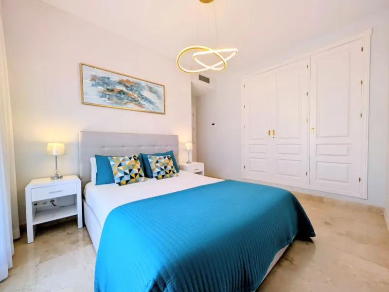 Exclusive semi-detached house in a gated residentail community Paraíso Hills. Built to high standards in pleasant Mediterranean style, this elegant house is distributed over three levels with ample living areas and several terraces including amazing rooft