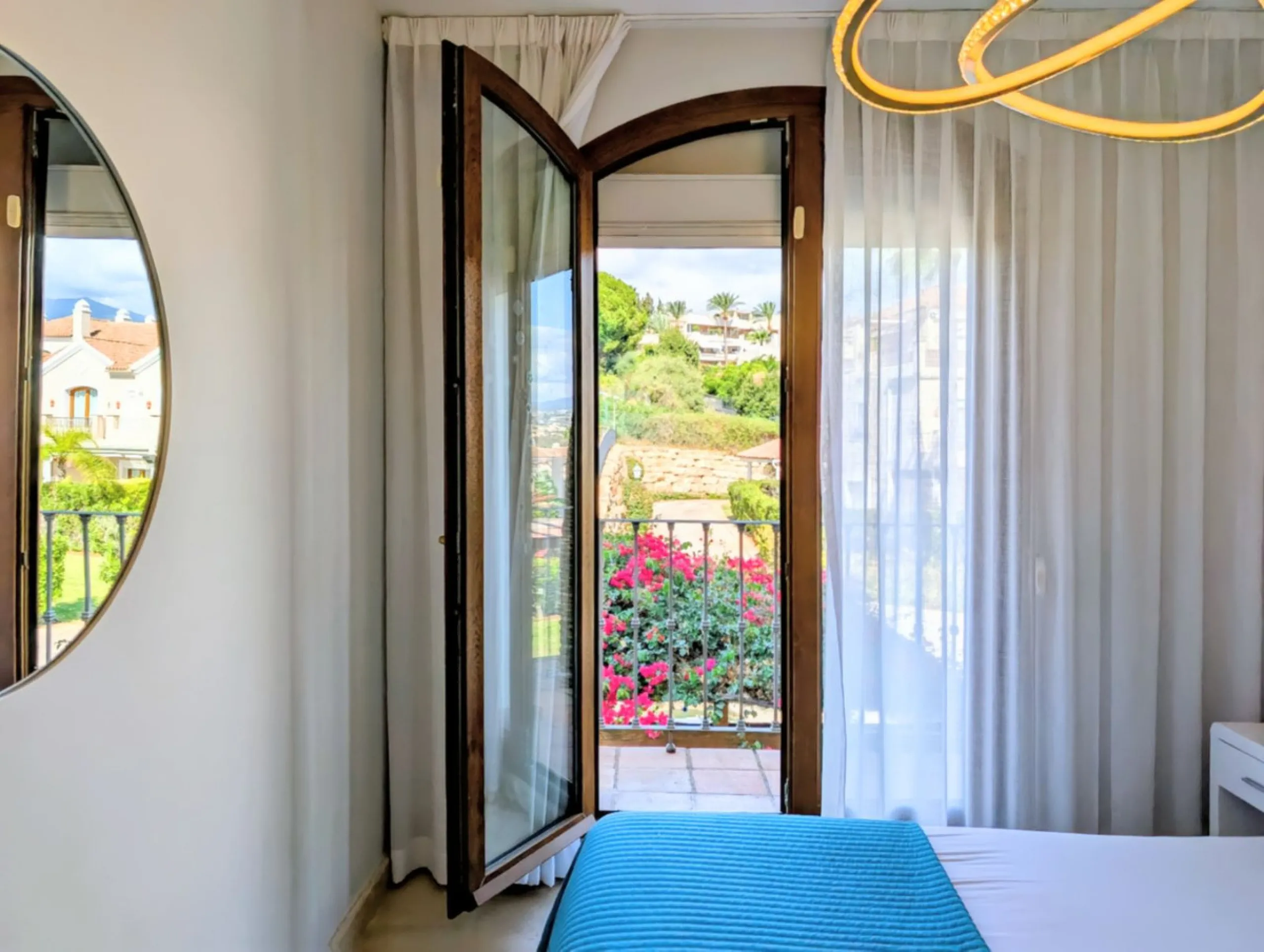 Exclusive semi-detached house in a gated residentail community Paraíso Hills. Built to high standards in pleasant Mediterranean style, this elegant house is distributed over three levels with ample living areas and several terraces including amazing rooft