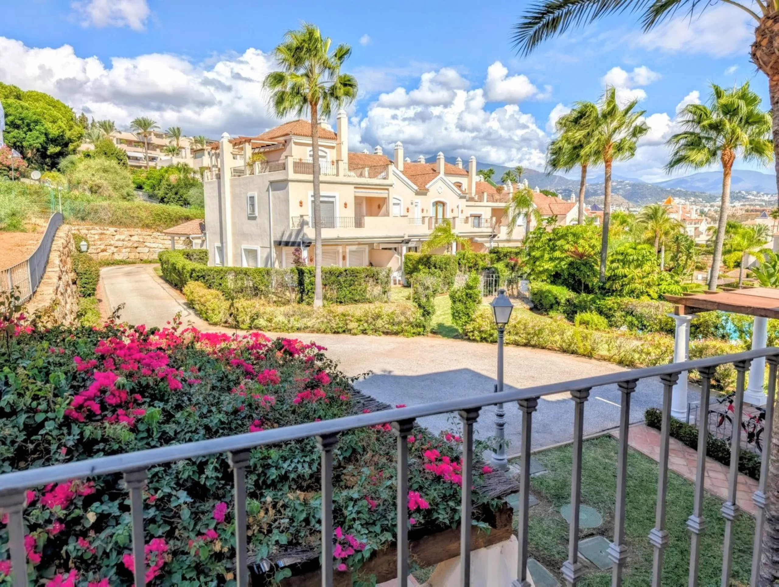 Exclusive semi-detached house in a gated residentail community Paraíso Hills. Built to high standards in pleasant Mediterranean style, this elegant house is distributed over three levels with ample living areas and several terraces including amazing rooft