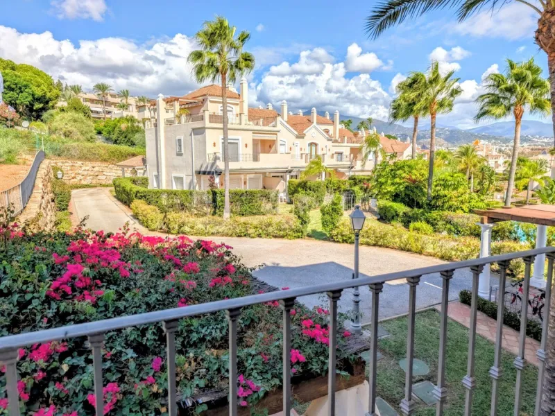 Exclusive semi-detached house in a gated residentail community Paraíso Hills. Built to high standards in pleasant Mediterranean style, this elegant house is distributed over three levels with ample living areas and several terraces including amazing rooft