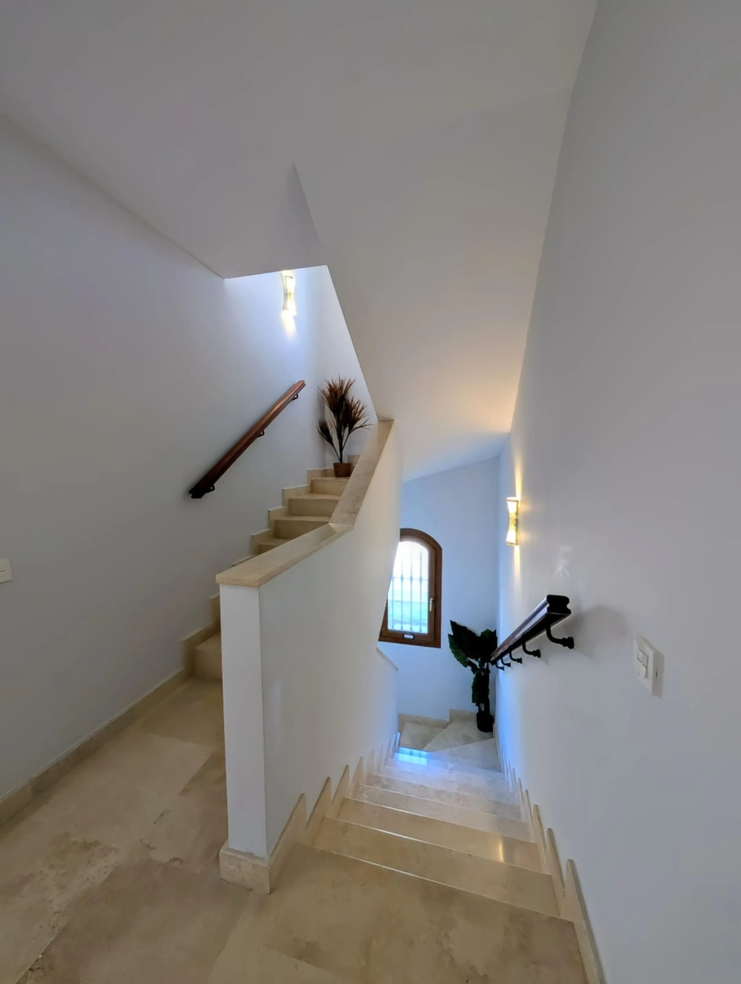 Exclusive semi-detached house in a gated residentail community Paraíso Hills. Built to high standards in pleasant Mediterranean style, this elegant house is distributed over three levels with ample living areas and several terraces including amazing rooft