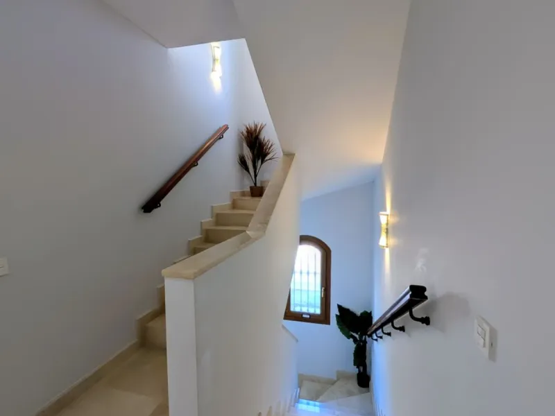 Exclusive semi-detached house in a gated residentail community Paraíso Hills. Built to high standards in pleasant Mediterranean style, this elegant house is distributed over three levels with ample living areas and several terraces including amazing rooft