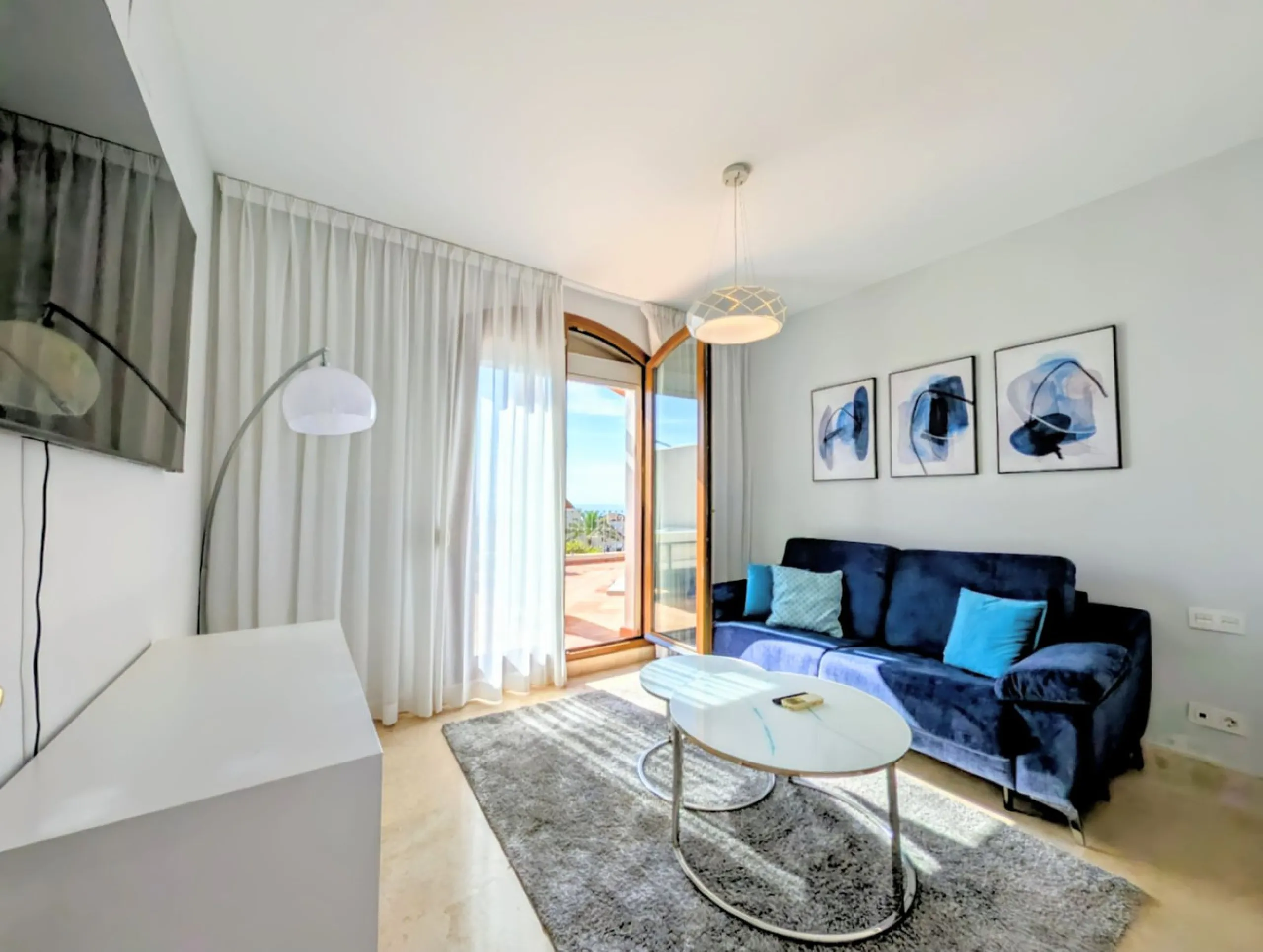 Exclusive semi-detached house in a gated residentail community Paraíso Hills. Built to high standards in pleasant Mediterranean style, this elegant house is distributed over three levels with ample living areas and several terraces including amazing rooft