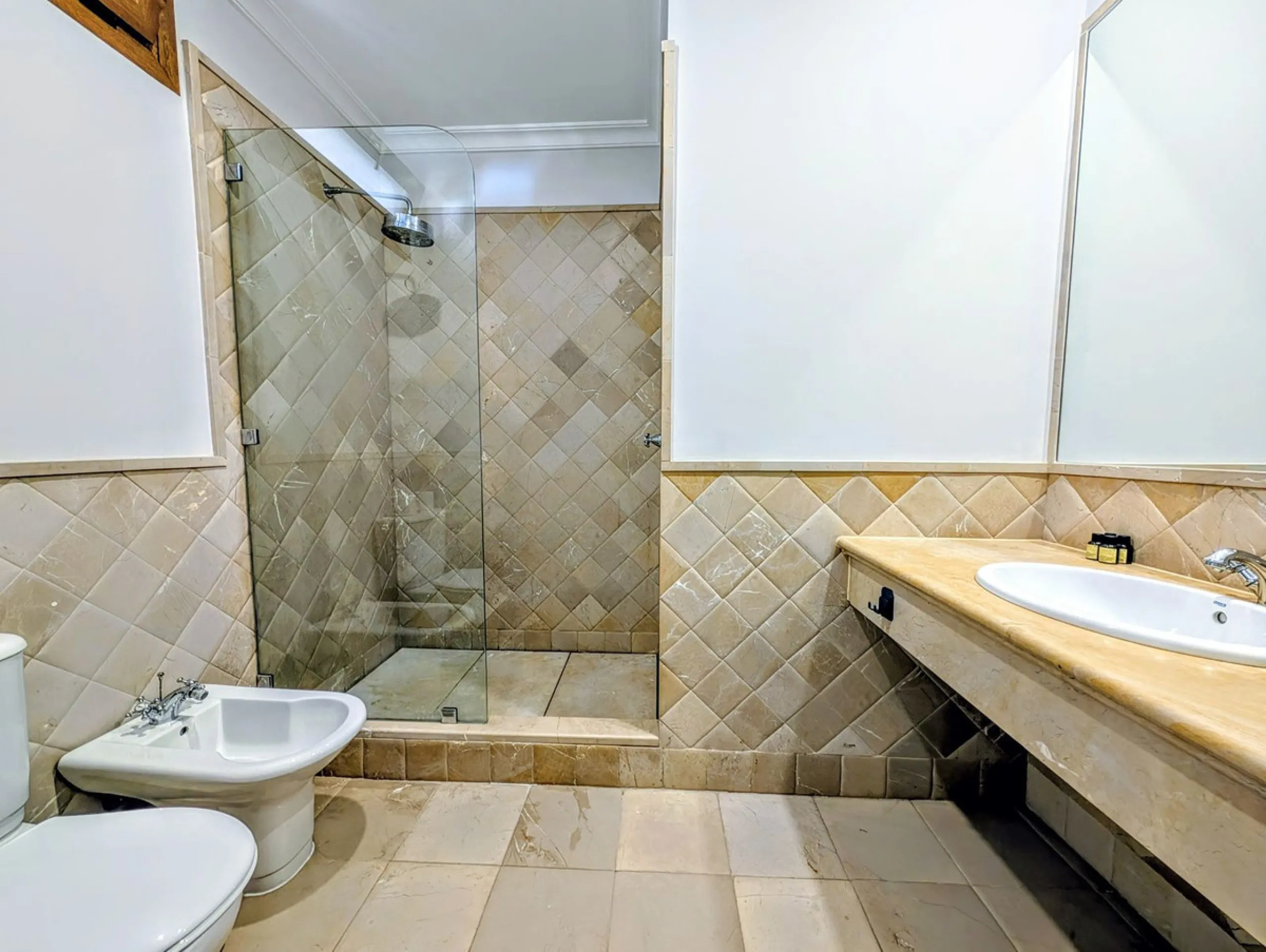 Exclusive semi-detached house in a gated residentail community Paraíso Hills. Built to high standards in pleasant Mediterranean style, this elegant house is distributed over three levels with ample living areas and several terraces including amazing rooft