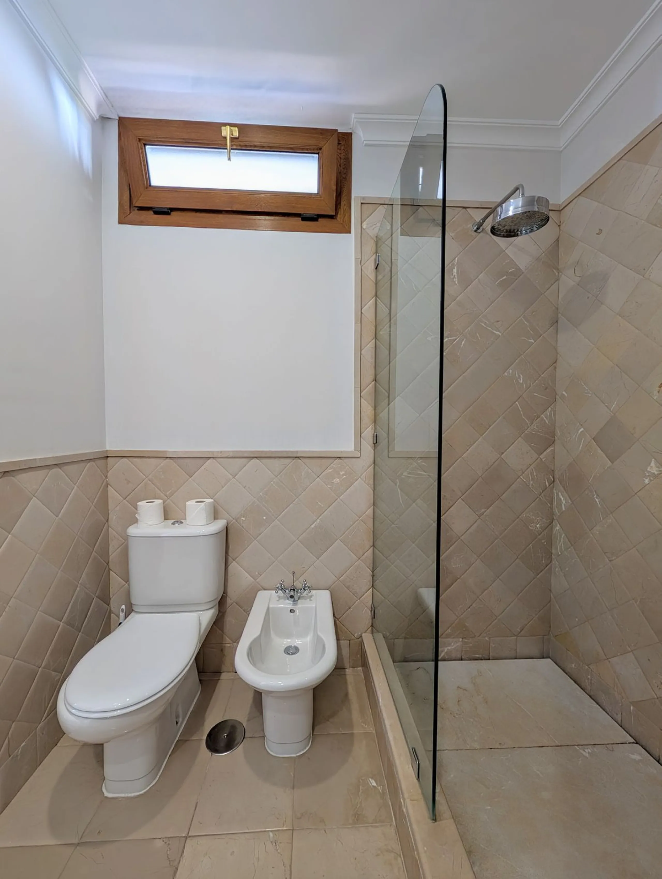 Exclusive semi-detached house in a gated residentail community Paraíso Hills. Built to high standards in pleasant Mediterranean style, this elegant house is distributed over three levels with ample living areas and several terraces including amazing rooft
