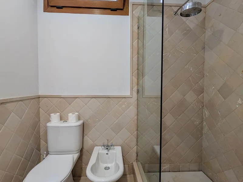 Exclusive semi-detached house in a gated residentail community Paraíso Hills. Built to high standards in pleasant Mediterranean style, this elegant house is distributed over three levels with ample living areas and several terraces including amazing rooft