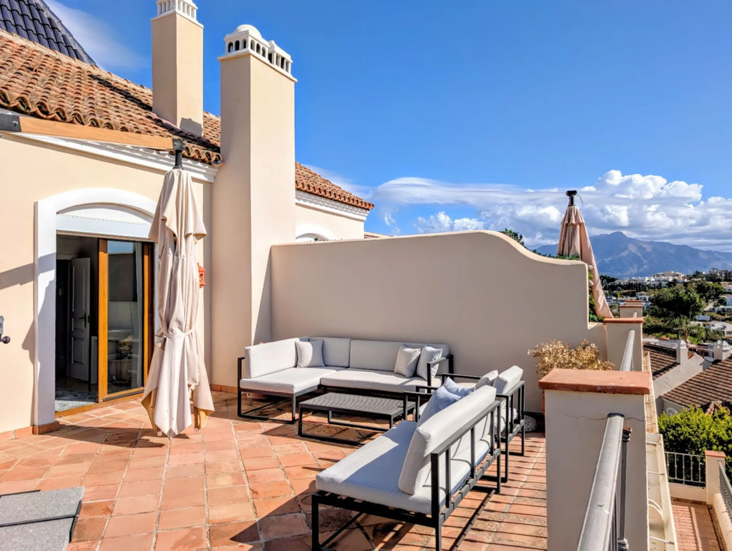 Exclusive semi-detached house in a gated residentail community Paraíso Hills. Built to high standards in pleasant Mediterranean style, this elegant house is distributed over three levels with ample living areas and several terraces including amazing rooft