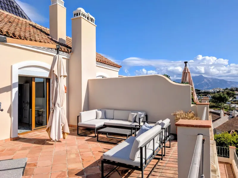 Exclusive semi-detached house in a gated residentail community Paraíso Hills. Built to high standards in pleasant Mediterranean style, this elegant house is distributed over three levels with ample living areas and several terraces including amazing rooft