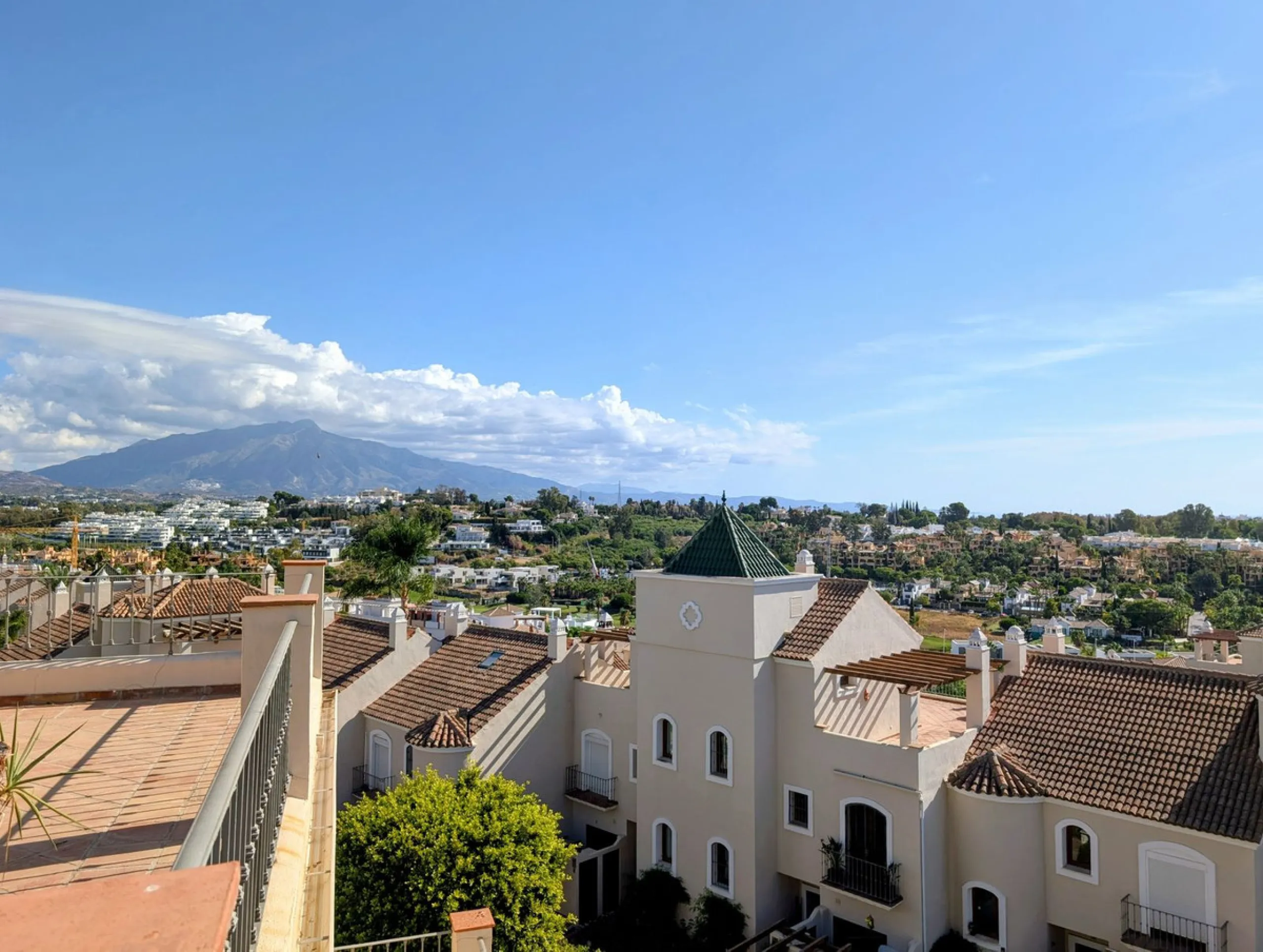 Exclusive semi-detached house in a gated residentail community Paraíso Hills. Built to high standards in pleasant Mediterranean style, this elegant house is distributed over three levels with ample living areas and several terraces including amazing rooft