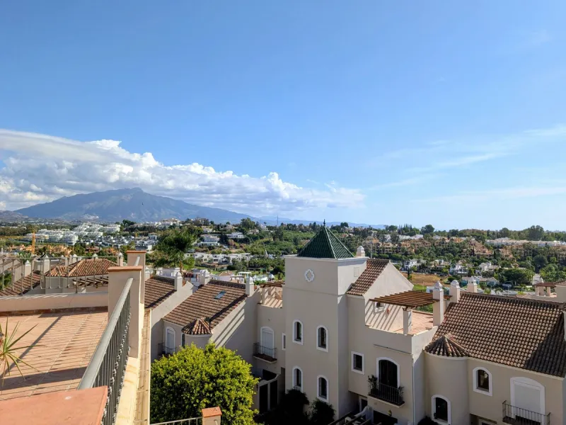 Exclusive semi-detached house in a gated residentail community Paraíso Hills. Built to high standards in pleasant Mediterranean style, this elegant house is distributed over three levels with ample living areas and several terraces including amazing rooft