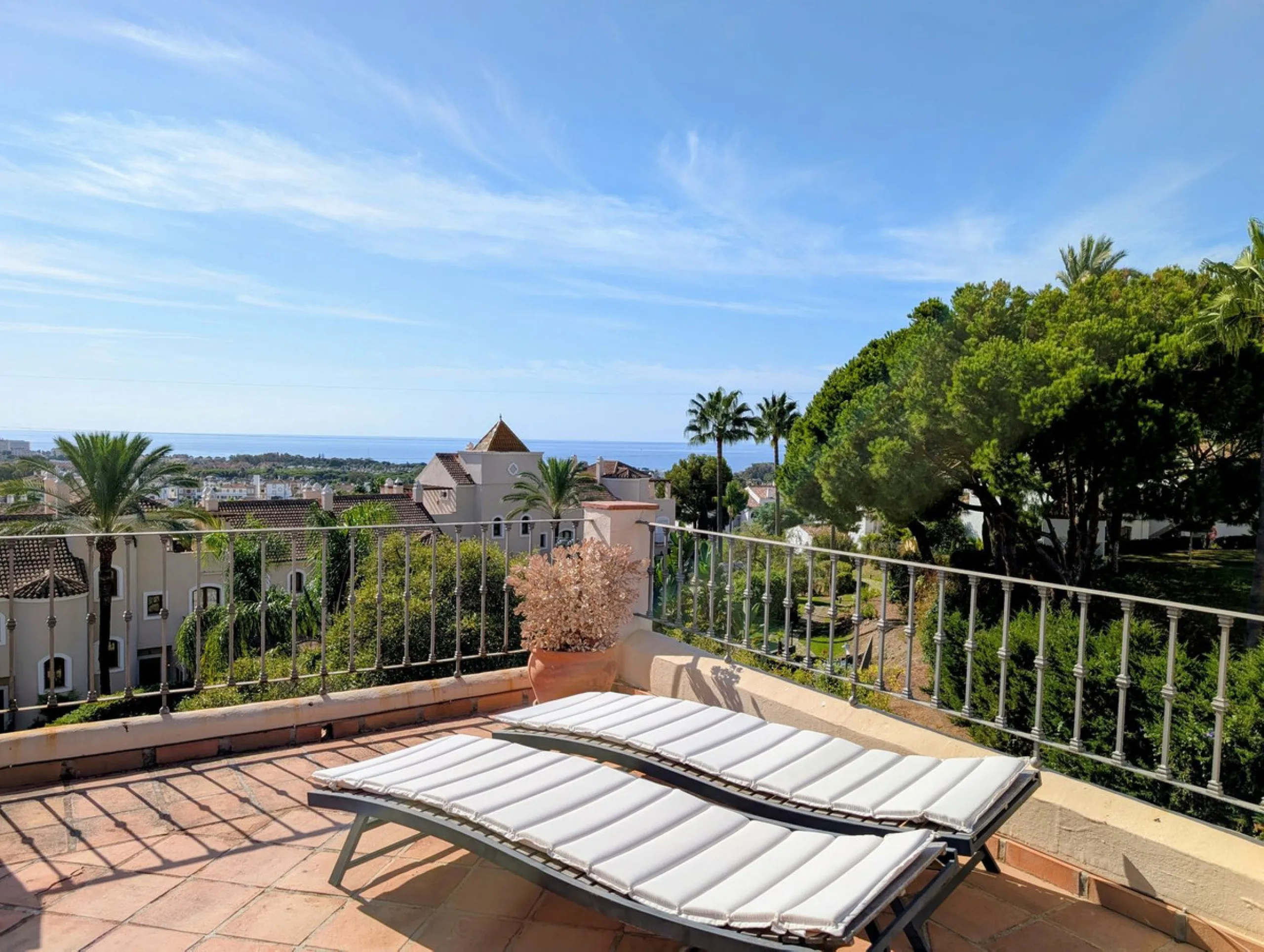 Exclusive semi-detached house in a gated residentail community Paraíso Hills. Built to high standards in pleasant Mediterranean style, this elegant house is distributed over three levels with ample living areas and several terraces including amazing rooft