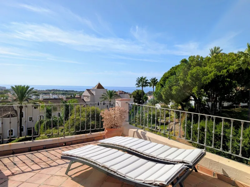 Exclusive semi-detached house in a gated residentail community Paraíso Hills. Built to high standards in pleasant Mediterranean style, this elegant house is distributed over three levels with ample living areas and several terraces including amazing rooft