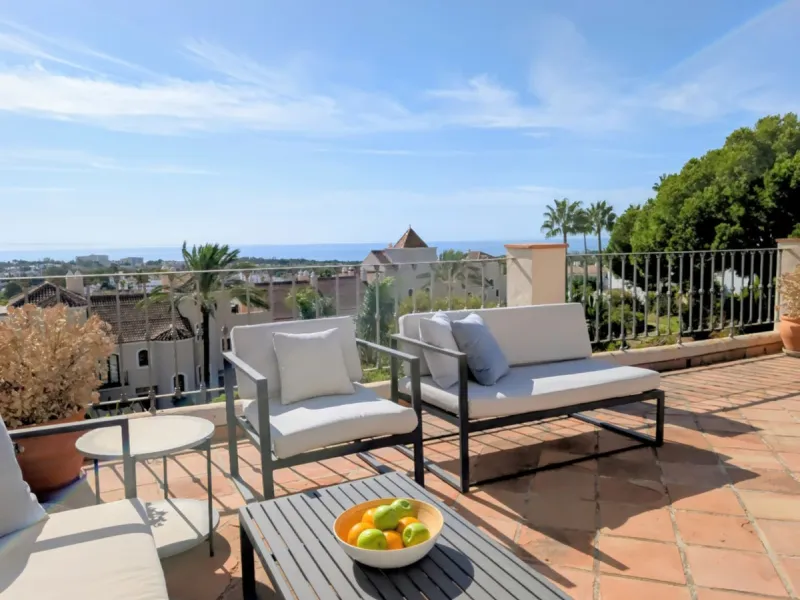 Exclusive semi-detached house in a gated residentail community Paraíso Hills. Built to high standards in pleasant Mediterranean style, this elegant house is distributed over three levels with ample living areas and several terraces including amazing rooft