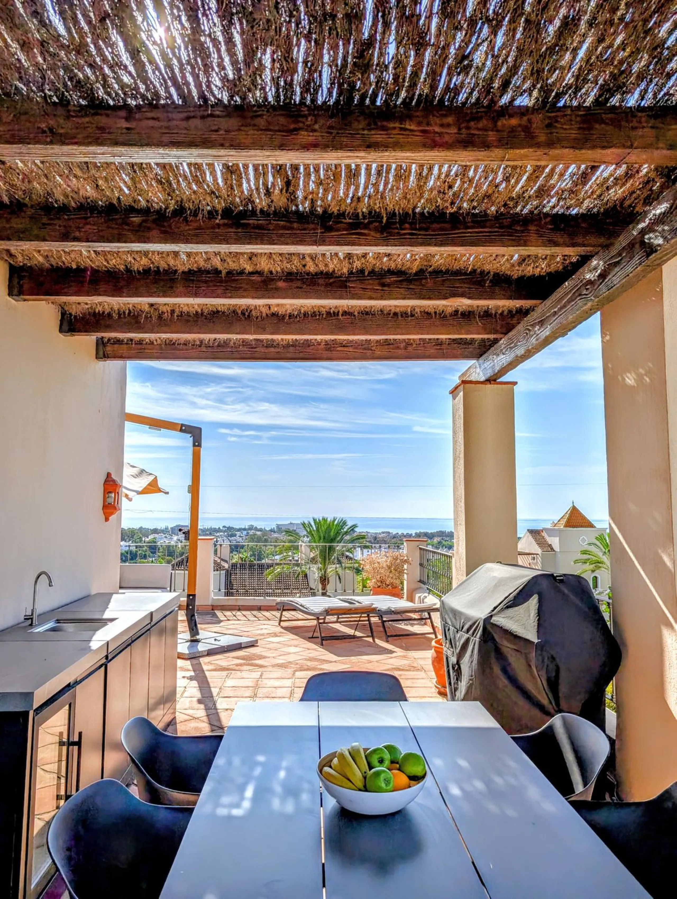 Exclusive semi-detached house in a gated residentail community Paraíso Hills. Built to high standards in pleasant Mediterranean style, this elegant house is distributed over three levels with ample living areas and several terraces including amazing rooft