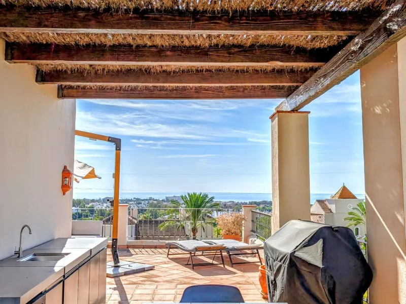 Exclusive semi-detached house in a gated residentail community Paraíso Hills. Built to high standards in pleasant Mediterranean style, this elegant house is distributed over three levels with ample living areas and several terraces including amazing rooft