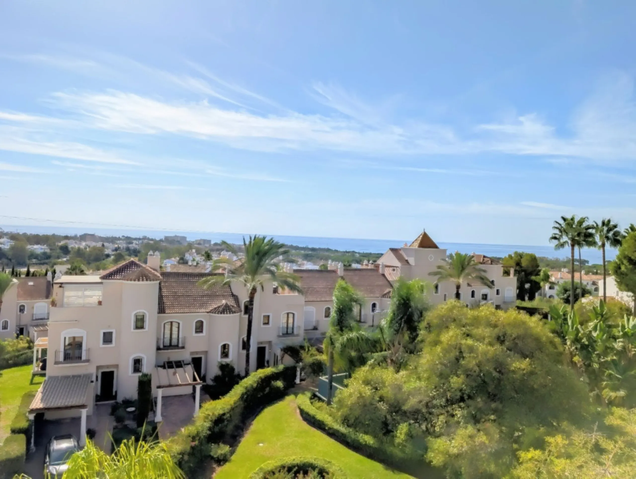 Exclusive semi-detached house in a gated residentail community Paraíso Hills. Built to high standards in pleasant Mediterranean style, this elegant house is distributed over three levels with ample living areas and several terraces including amazing rooft