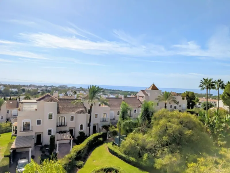 Exclusive semi-detached house in a gated residentail community Paraíso Hills. Built to high standards in pleasant Mediterranean style, this elegant house is distributed over three levels with ample living areas and several terraces including amazing rooft