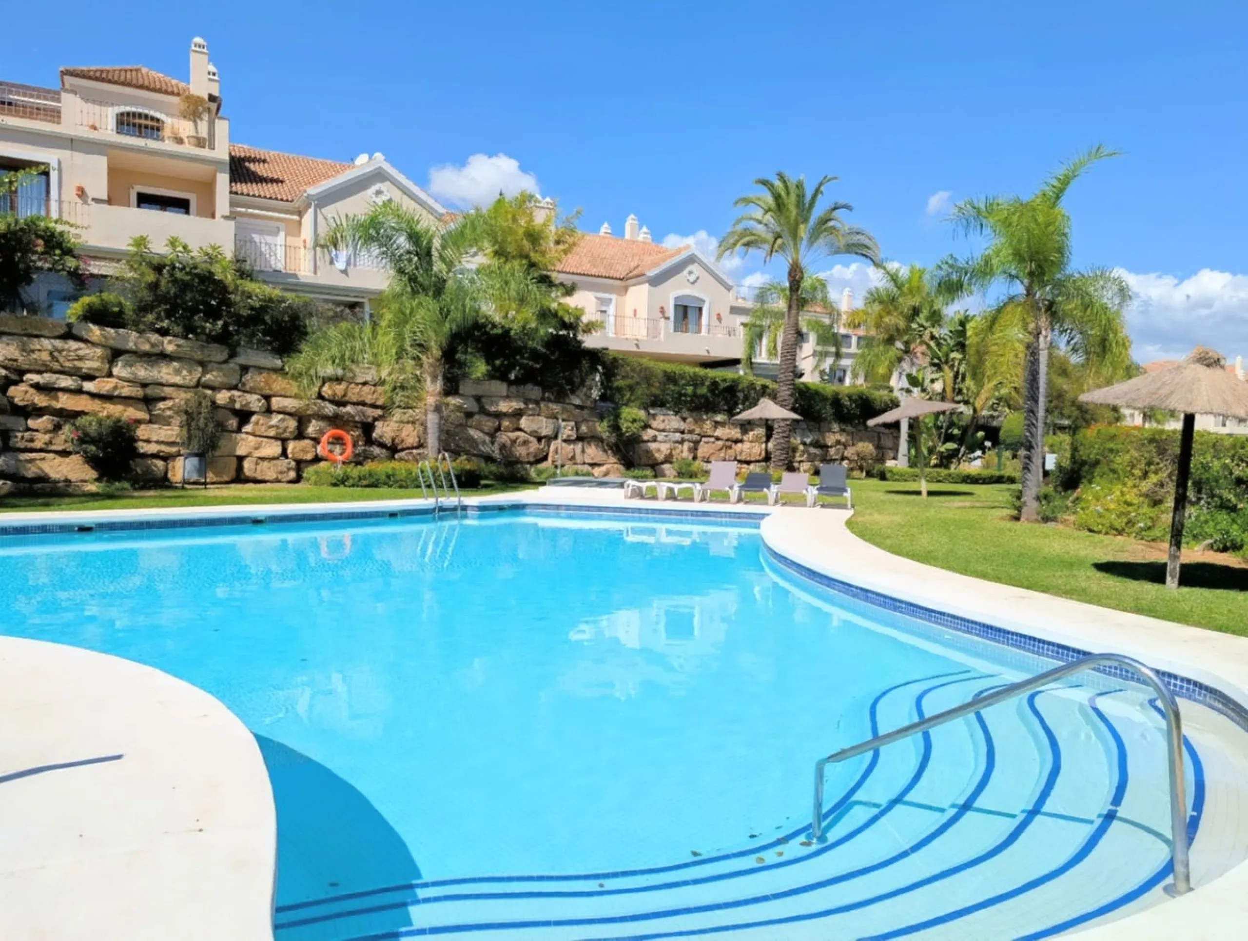 Exclusive semi-detached house in a gated residentail community Paraíso Hills. Built to high standards in pleasant Mediterranean style, this elegant house is distributed over three levels with ample living areas and several terraces including amazing rooft