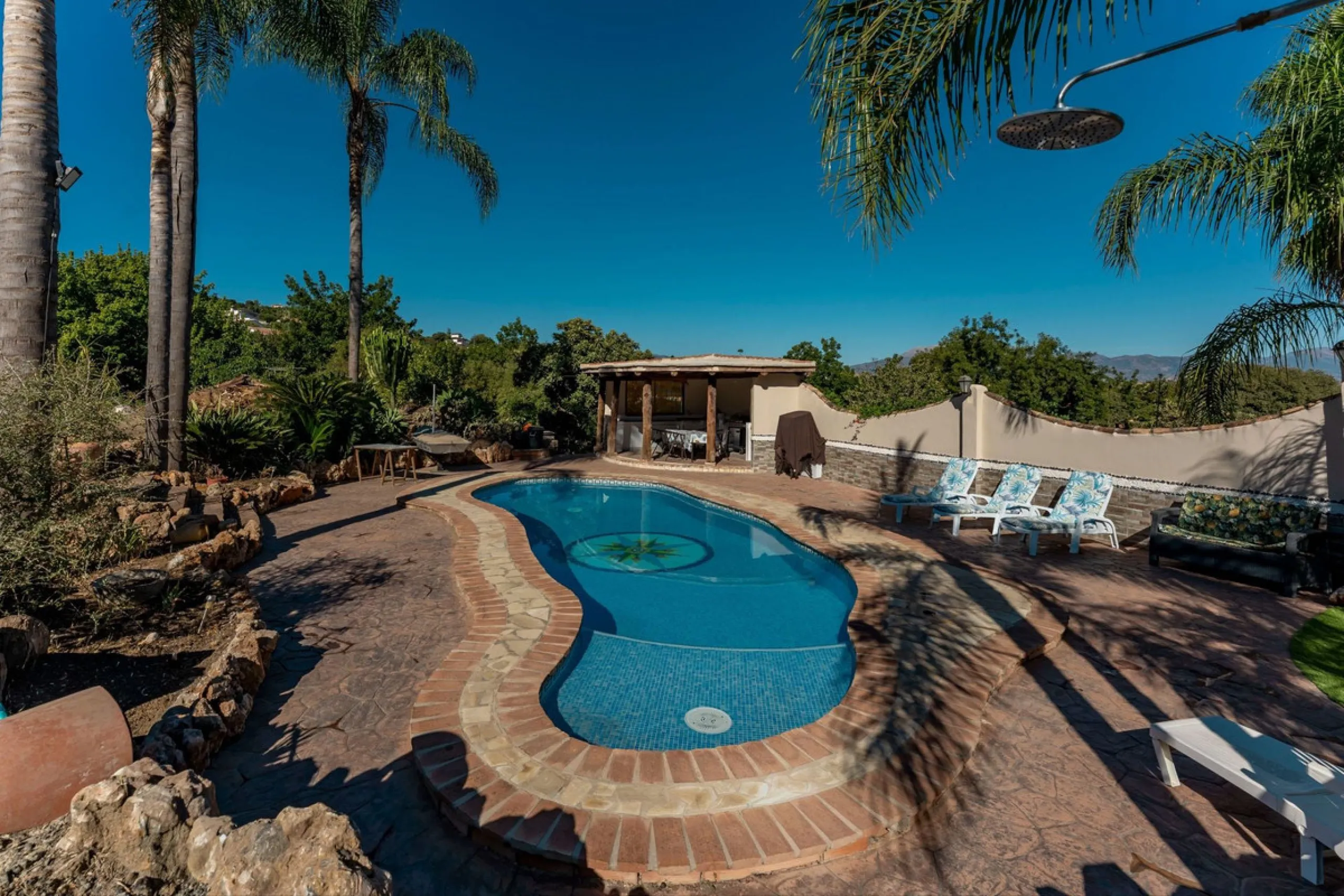 This charming and traditional single-story country property is located just a short drive from the vibrant village of Coín. Set on a private plot of 2,550m², distributed over three terraces, the home enjoys peace, privacy, and lovely countryside surroundi