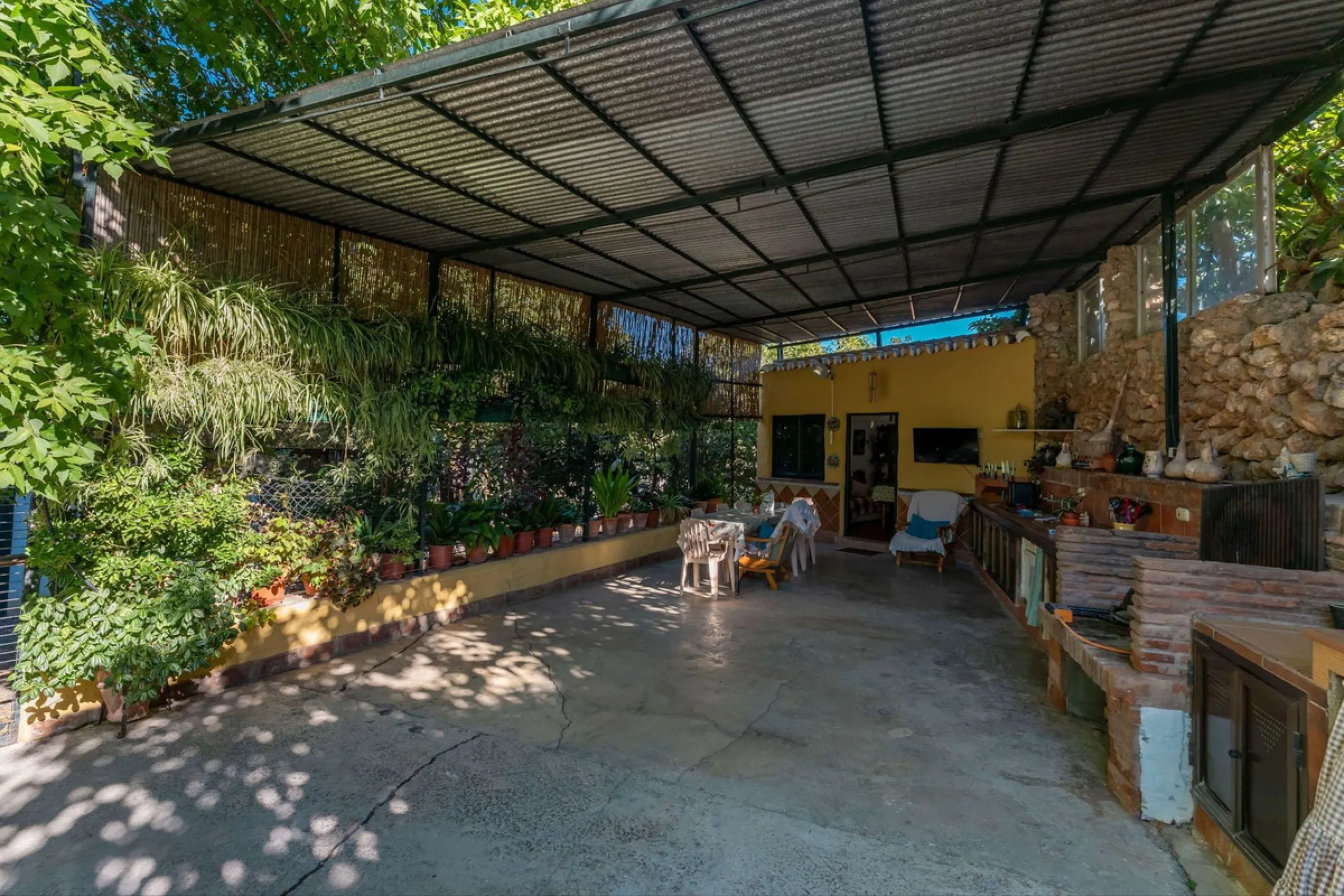 This charming and traditional single-story country property is located just a short drive from the vibrant village of Coín. Set on a private plot of 2,550m², distributed over three terraces, the home enjoys peace, privacy, and lovely countryside surroundi