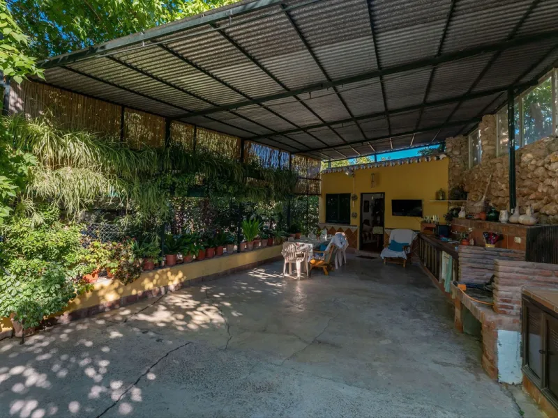 This charming and traditional single-story country property is located just a short drive from the vibrant village of Coín. Set on a private plot of 2,550m², distributed over three terraces, the home enjoys peace, privacy, and lovely countryside surroundi