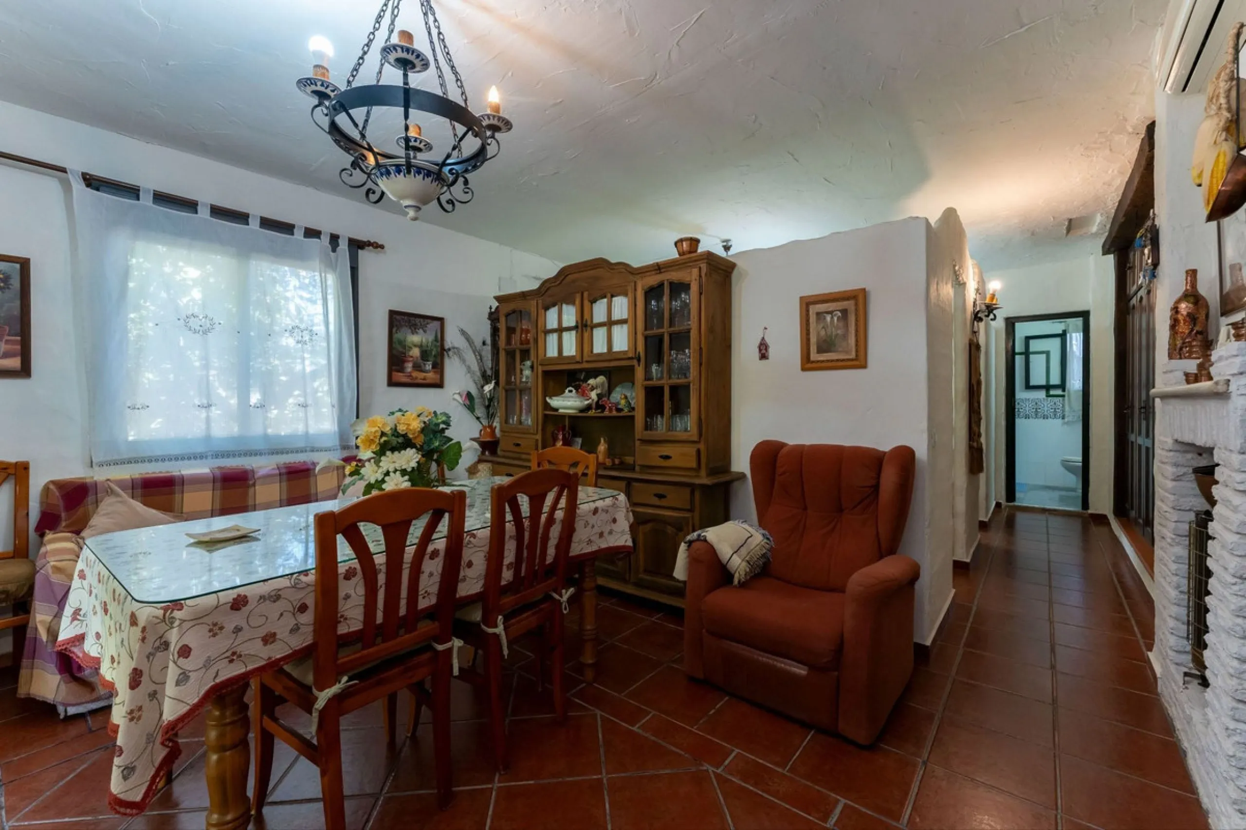 This charming and traditional single-story country property is located just a short drive from the vibrant village of Coín. Set on a private plot of 2,550m², distributed over three terraces, the home enjoys peace, privacy, and lovely countryside surroundi