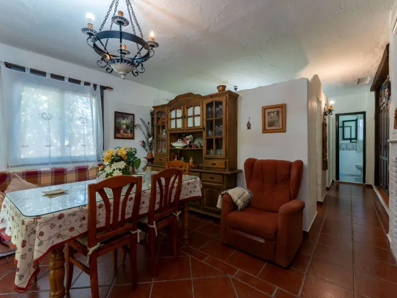 This charming and traditional single-story country property is located just a short drive from the vibrant village of Coín. Set on a private plot of 2,550m², distributed over three terraces, the home enjoys peace, privacy, and lovely countryside surroundi