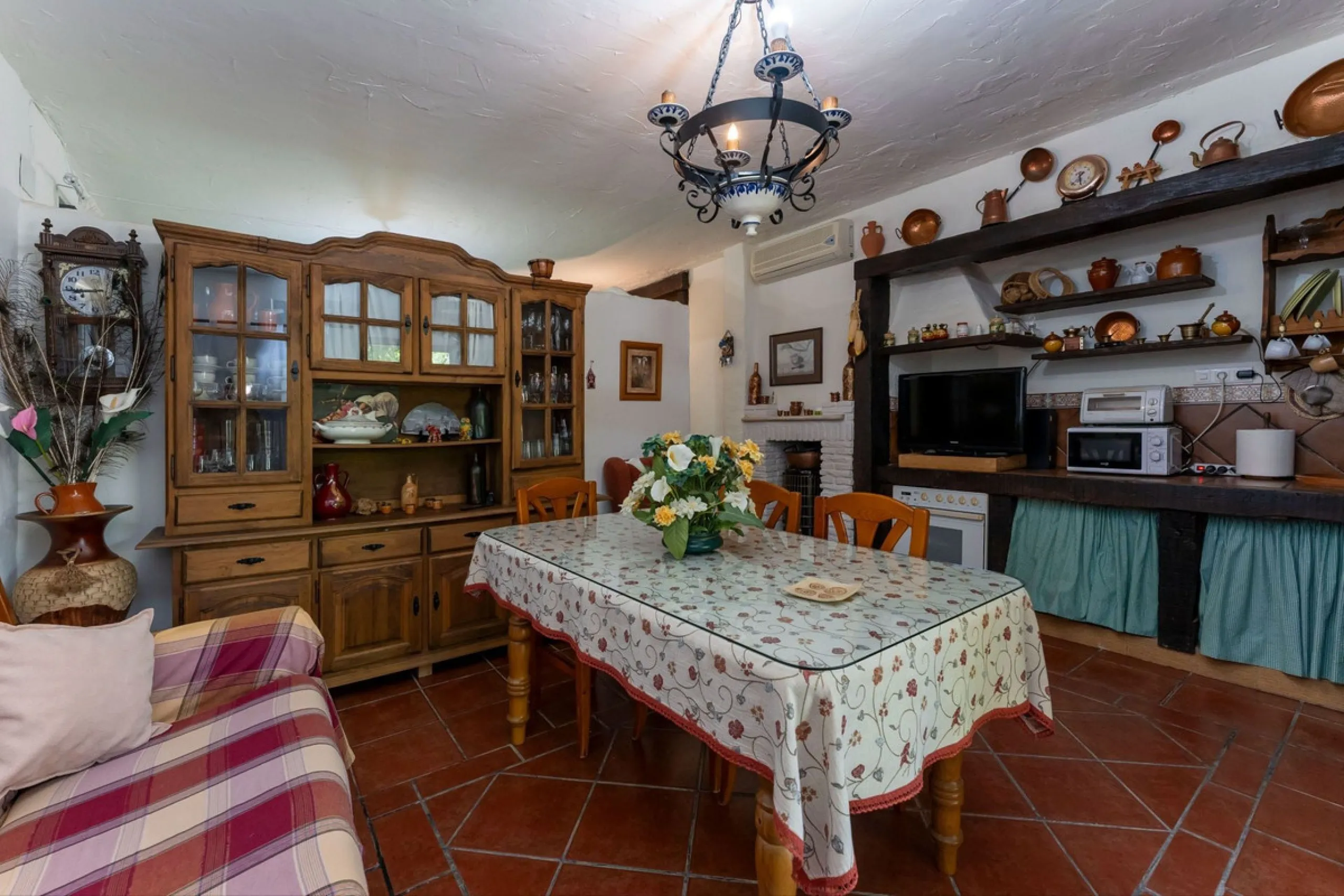 This charming and traditional single-story country property is located just a short drive from the vibrant village of Coín. Set on a private plot of 2,550m², distributed over three terraces, the home enjoys peace, privacy, and lovely countryside surroundi