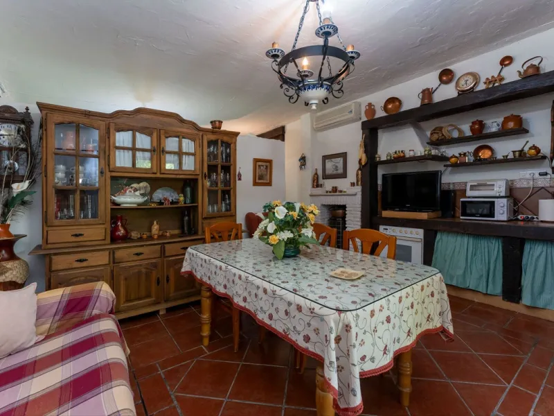 This charming and traditional single-story country property is located just a short drive from the vibrant village of Coín. Set on a private plot of 2,550m², distributed over three terraces, the home enjoys peace, privacy, and lovely countryside surroundi
