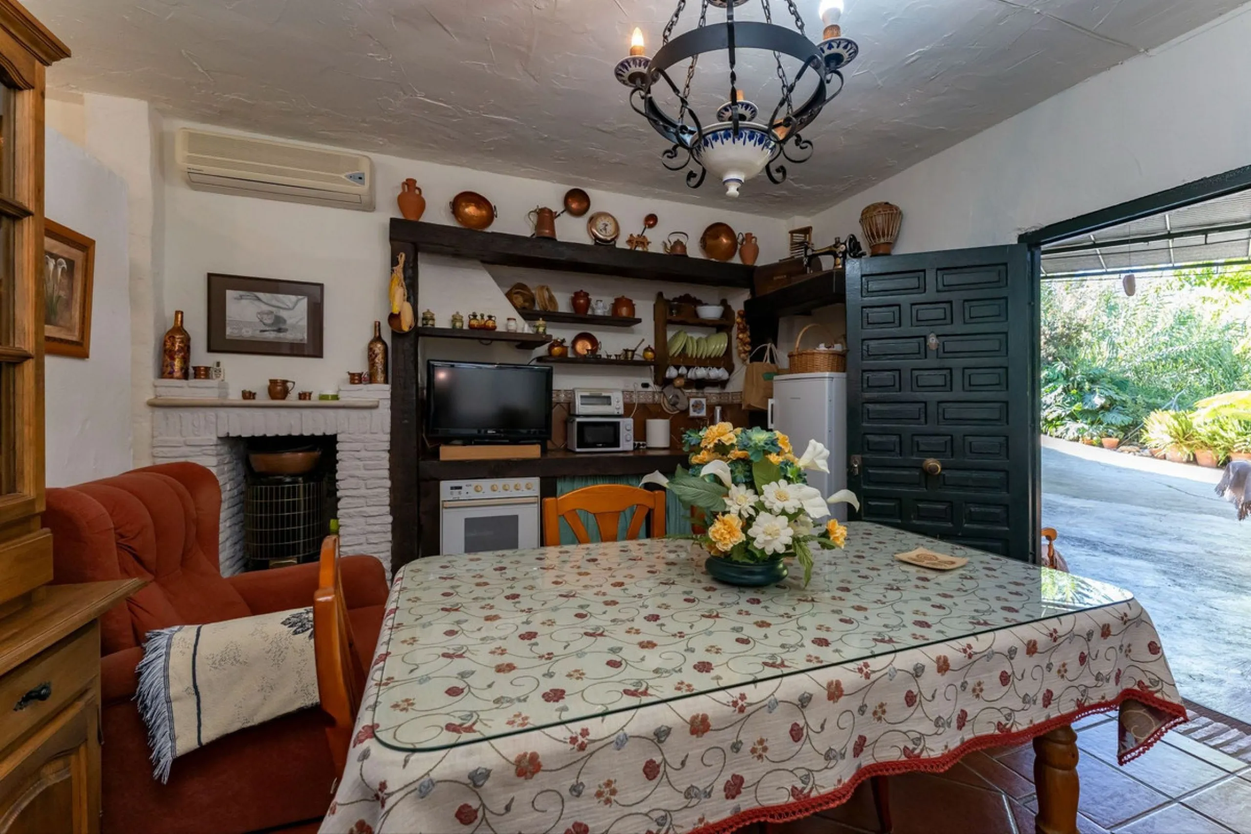 This charming and traditional single-story country property is located just a short drive from the vibrant village of Coín. Set on a private plot of 2,550m², distributed over three terraces, the home enjoys peace, privacy, and lovely countryside surroundi