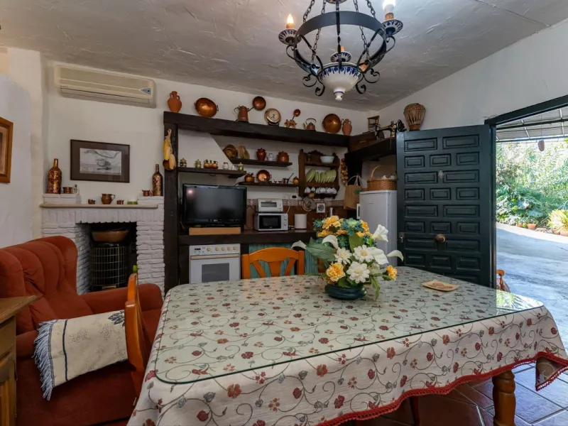 This charming and traditional single-story country property is located just a short drive from the vibrant village of Coín. Set on a private plot of 2,550m², distributed over three terraces, the home enjoys peace, privacy, and lovely countryside surroundi
