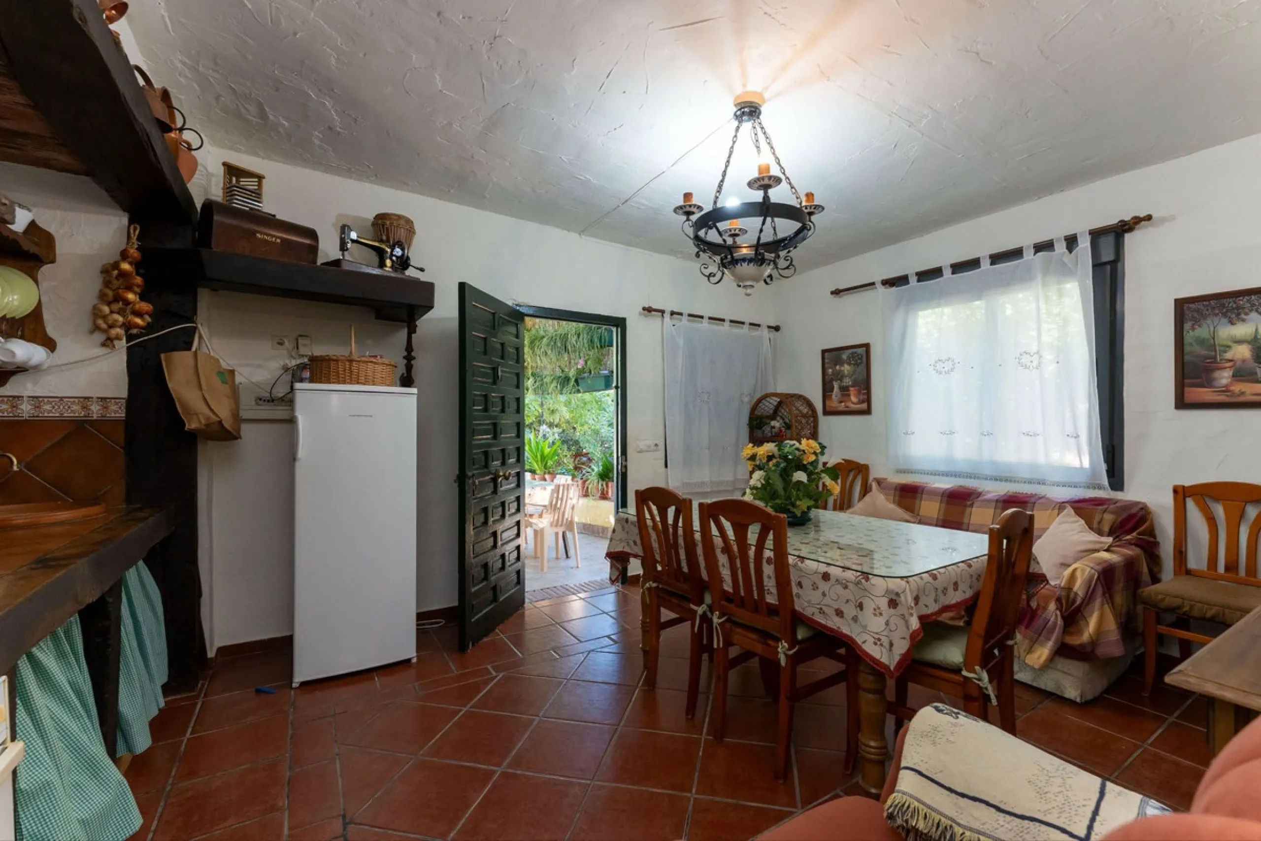 This charming and traditional single-story country property is located just a short drive from the vibrant village of Coín. Set on a private plot of 2,550m², distributed over three terraces, the home enjoys peace, privacy, and lovely countryside surroundi