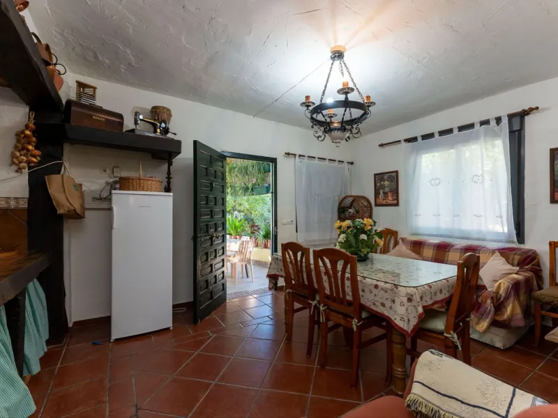 This charming and traditional single-story country property is located just a short drive from the vibrant village of Coín. Set on a private plot of 2,550m², distributed over three terraces, the home enjoys peace, privacy, and lovely countryside surroundi