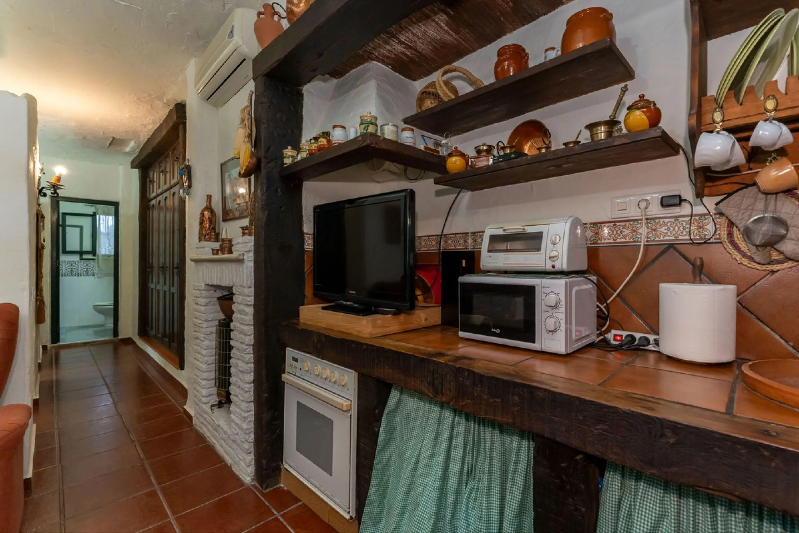 This charming and traditional single-story country property is located just a short drive from the vibrant village of Coín. Set on a private plot of 2,550m², distributed over three terraces, the home enjoys peace, privacy, and lovely countryside surroundi