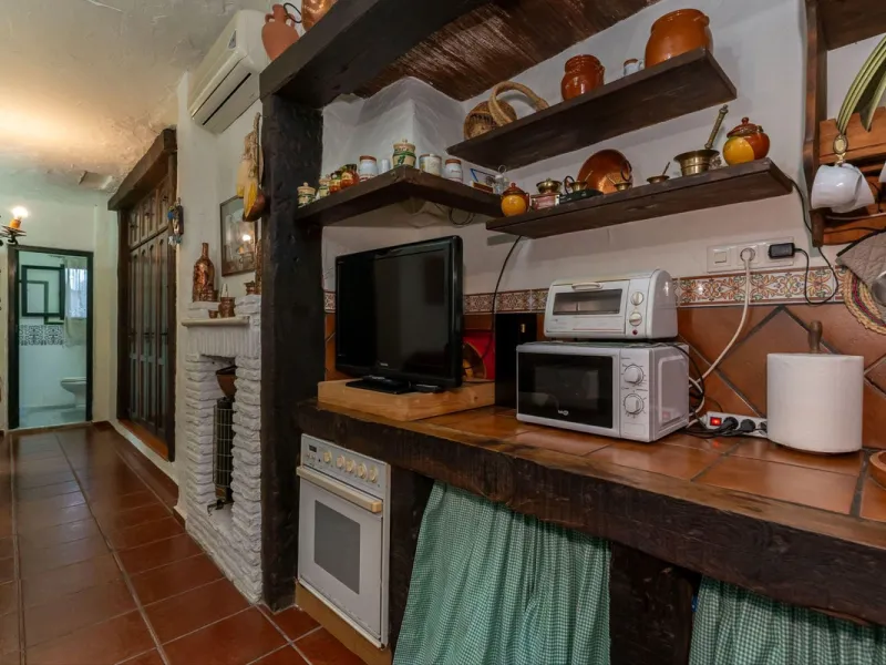 This charming and traditional single-story country property is located just a short drive from the vibrant village of Coín. Set on a private plot of 2,550m², distributed over three terraces, the home enjoys peace, privacy, and lovely countryside surroundi