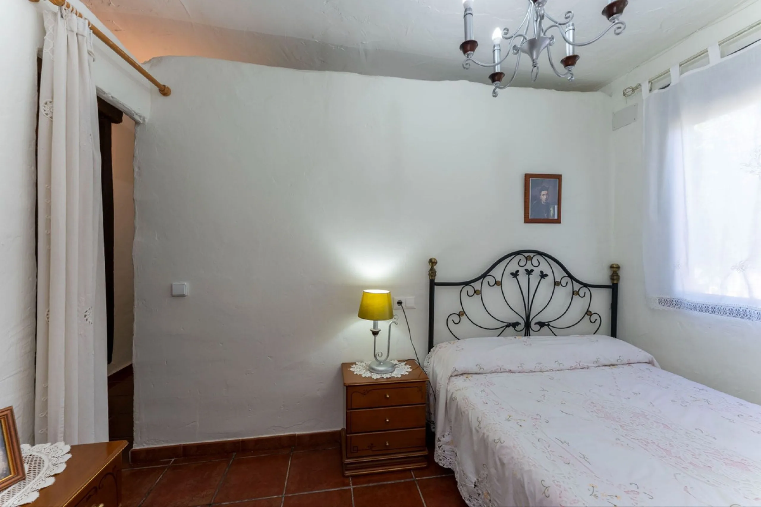 This charming and traditional single-story country property is located just a short drive from the vibrant village of Coín. Set on a private plot of 2,550m², distributed over three terraces, the home enjoys peace, privacy, and lovely countryside surroundi