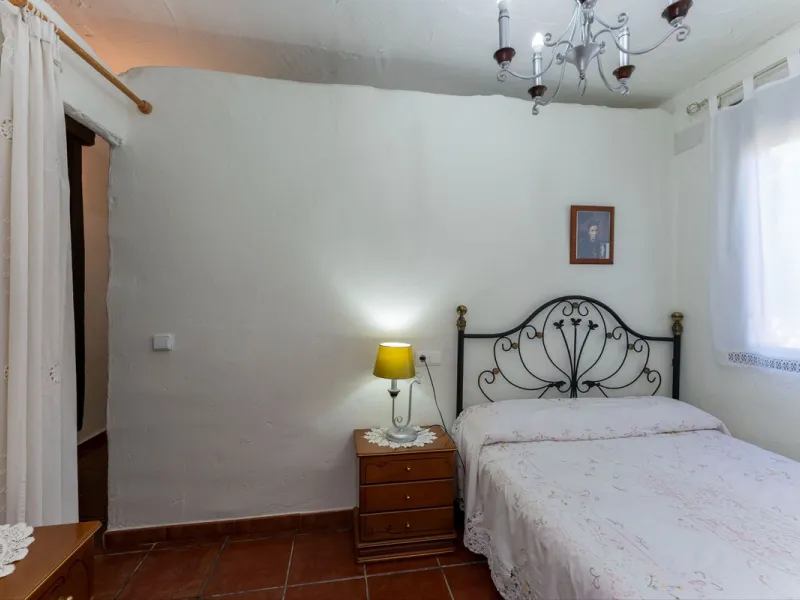 This charming and traditional single-story country property is located just a short drive from the vibrant village of Coín. Set on a private plot of 2,550m², distributed over three terraces, the home enjoys peace, privacy, and lovely countryside surroundi