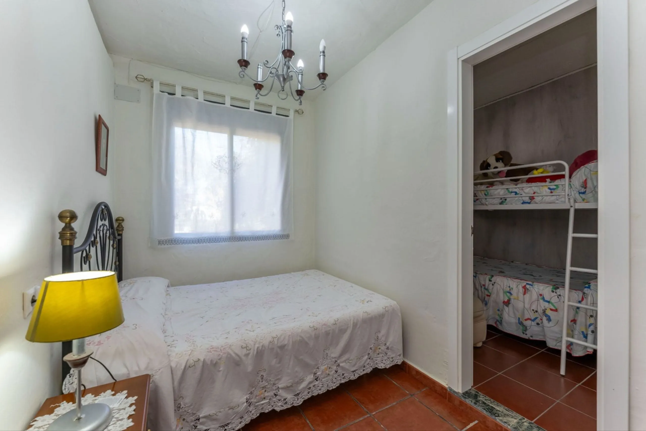 This charming and traditional single-story country property is located just a short drive from the vibrant village of Coín. Set on a private plot of 2,550m², distributed over three terraces, the home enjoys peace, privacy, and lovely countryside surroundi