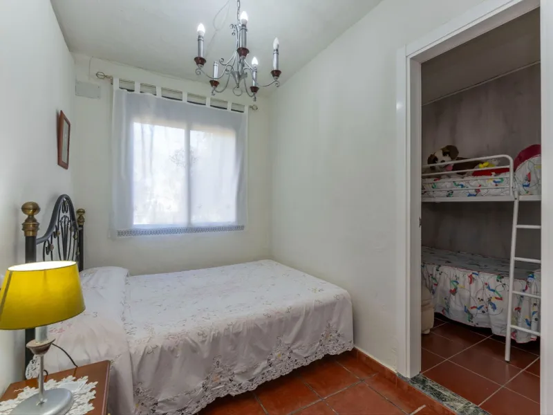 This charming and traditional single-story country property is located just a short drive from the vibrant village of Coín. Set on a private plot of 2,550m², distributed over three terraces, the home enjoys peace, privacy, and lovely countryside surroundi