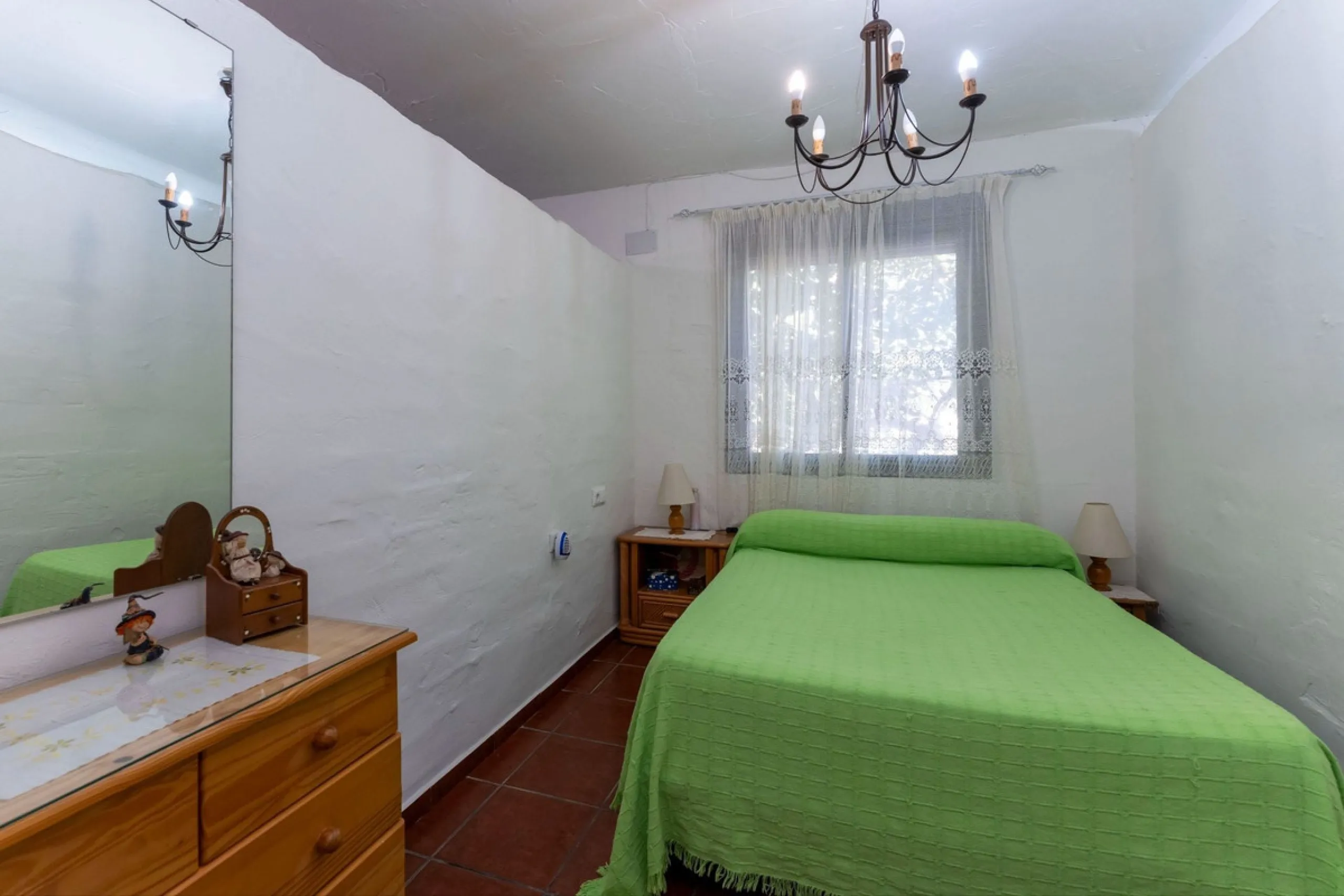 This charming and traditional single-story country property is located just a short drive from the vibrant village of Coín. Set on a private plot of 2,550m², distributed over three terraces, the home enjoys peace, privacy, and lovely countryside surroundi