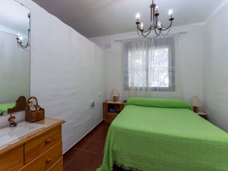 This charming and traditional single-story country property is located just a short drive from the vibrant village of Coín. Set on a private plot of 2,550m², distributed over three terraces, the home enjoys peace, privacy, and lovely countryside surroundi